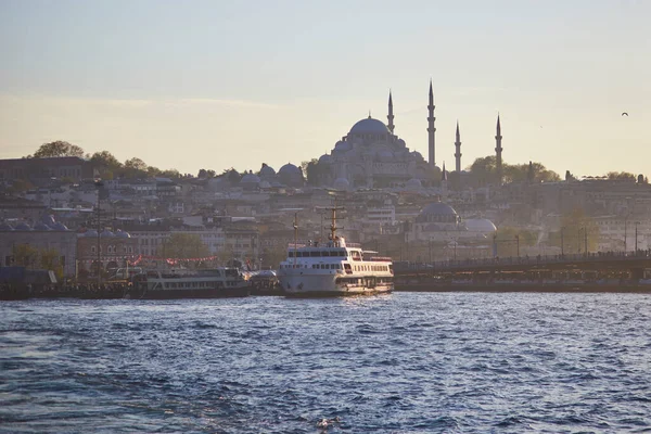 Pasajeros Navegan Través Del Estrecho Del Bósforo Estambul Turquía — Foto de Stock