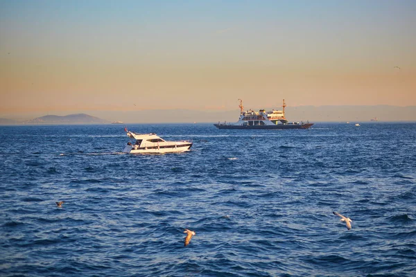 Ferry Boat Passageiros Atravessa Estreito Bósforo Istambul Turquia — Fotografia de Stock