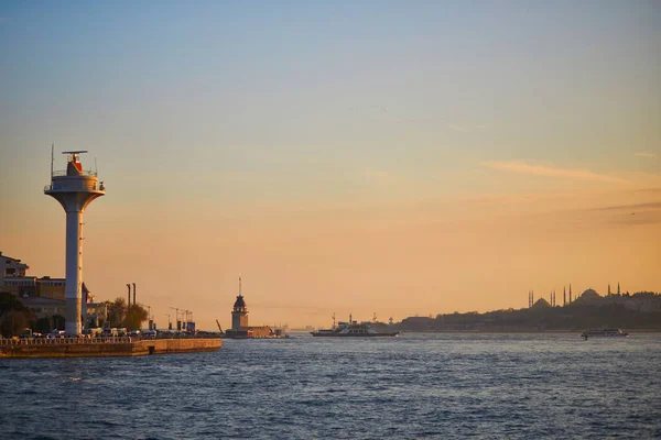 Balsa Passageiros Navega Através Estreito Bósforo Perto Torre Donzela Istambul — Fotografia de Stock