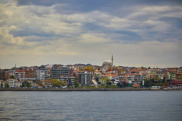 土耳其伊斯坦布尔横跨博斯普鲁斯海峡的城市景观 — 图库照片