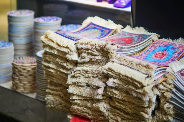 土耳其伊斯坦布尔传统市场上各种色彩艳丽的地毯和织物 — 图库照片