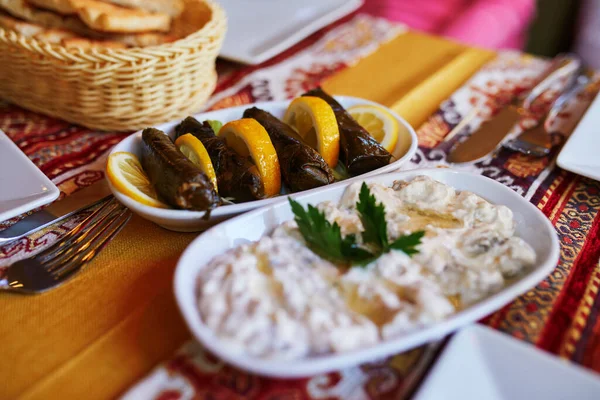 Läcker Turkisk Dolma Serveras Med Yoghurtsås Restaurang Istanbul Turkiet Dolma — Stockfoto