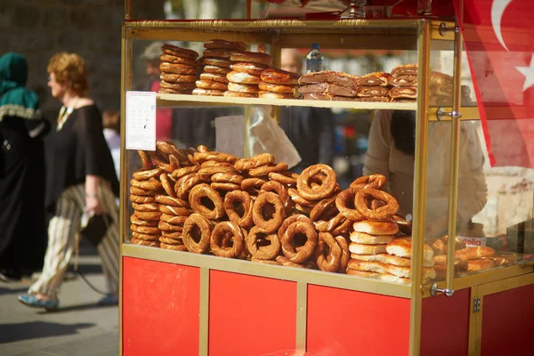 Många Färska Turkiska Bagels Med Sesam Kallas Simits Gatumarknad Istanbul — Stockfoto