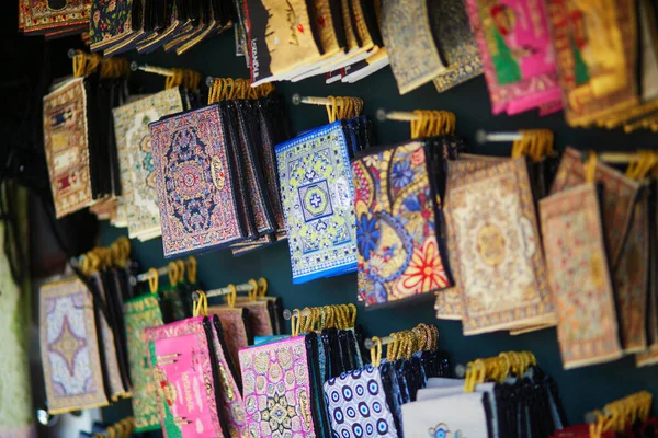 土耳其伊斯坦布尔传统市场上各种彩色面料鼠标垫或手提包 — 图库照片