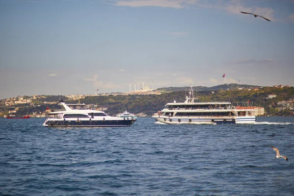 Pasajeros Navegan Través Del Estrecho Del Bósforo Estambul Turquía —  Fotos de Stock