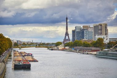 Paris, Fransa 'da aydınlık bir sonbahar gününde Garigliano Köprüsü' nden Seine nehri üzerindeki Eyfel kulesinin manzarası.