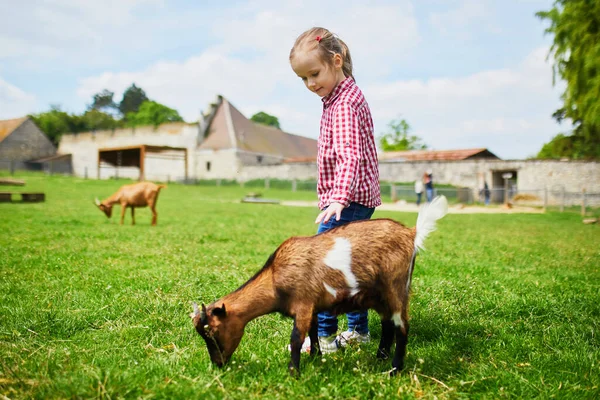 Entzückendes Kleines Mädchen Das Auf Dem Bauernhof Mit Ziegen Spielt — Stockfoto