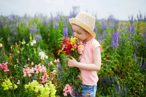 Adorable Chica Recogiendo Hermosas Flores Antirrrinum Granja Actividades Verano Aire — Foto de Stock