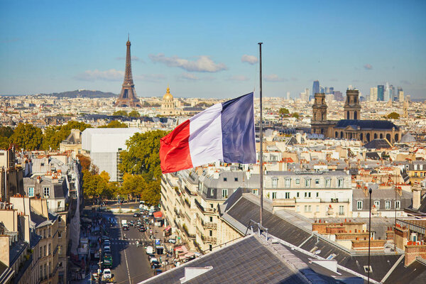 Сценический парижский городской пейзаж. Вид с воздуха на Эйфелеву башню над французским флагом в Париже