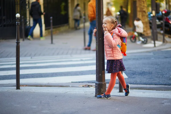 Adorable Niña Preescolar Con Mochila Escuela Que Divierte Una Calle — Foto de Stock