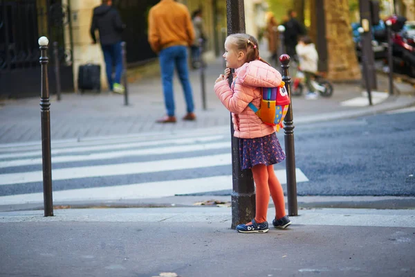 Adorable Niña Preescolar Con Mochila Escuela Que Divierte Una Calle — Foto de Stock