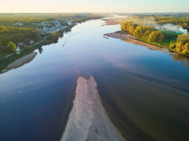 Loire Nehri 'nin Saumur, Maine-et-Loire bölümü yakınlarındaki Vienne nehri ile buluşmasının insansız hava aracı görüntüsü.