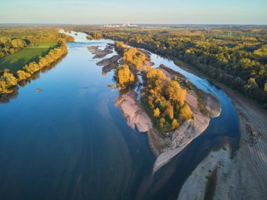 Loire Nehri 'nin Saumur, Maine-et-Loire bölümü yakınlarındaki Vienne nehri ile buluşmasının insansız hava aracı görüntüsü.