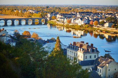 Saumur, Maine-et-Loire, Batı Fransa 'da Cessart köprüsü ile Loire nehrinin manzarası.