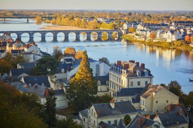 Saumur, Maine-et-Loire, Batı Fransa 'da Cessart köprüsü ile Loire nehrinin manzarası.