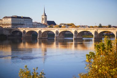Saumur, Maine-et-Loire, Batı Fransa 'da Cessart köprüsü ile Loire nehrinin manzarası.