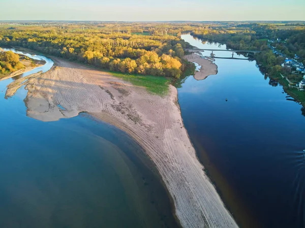 Loire Nehri 'nin Saumur, Maine-et-Loire bölümü yakınlarındaki Vienne nehri ile buluşmasının insansız hava aracı görüntüsü.