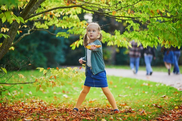 Menina Pré Escolar Adorável Desfrutando Dia Outono Livre Criança Feliz — Fotografia de Stock