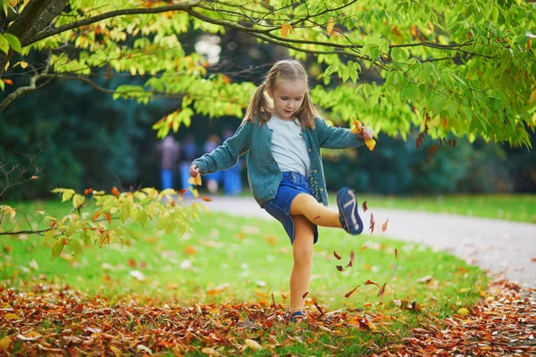 Menina Pré Escolar Adorável Andando Chutando Folhas Caídas Parque Outono — Fotografia de Stock