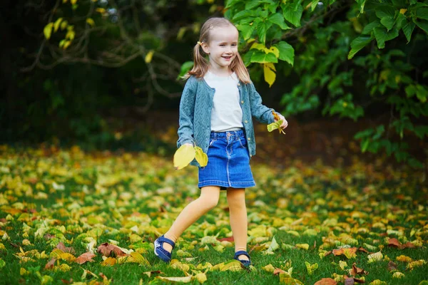 Αξιολάτρευτο Κορίτσι Προσχολικής Ηλικίας Που Απολαμβάνει Την Φθινοπωρινή Μέρα Στην — Φωτογραφία Αρχείου