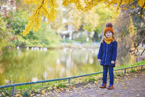 Очаровательная Дошкольница Наслаждается Прекрасным Солнечным Осенним Днем Открытом Воздухе Счастливый — стоковое фото