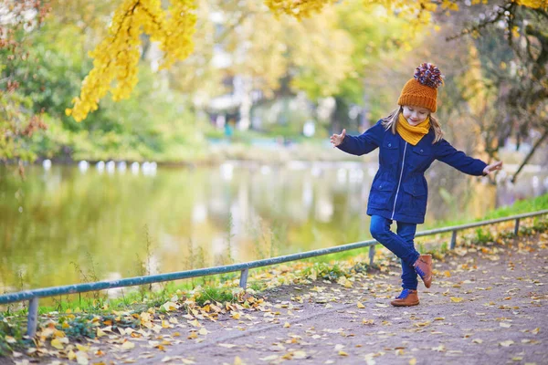 可爱的学龄前女孩在户外享受着美好而阳光灿烂的秋日 快乐的孩子在法国的巴黎收集秋天的叶子 儿童室内秋季活动 — 图库照片