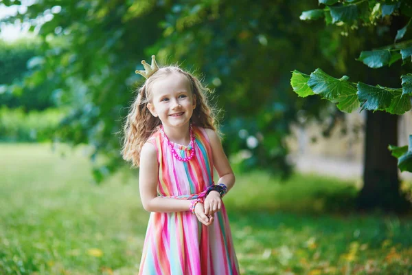 Cute Przedszkolak Dziewczyna Koronie Księżniczki Parku Lub Lesie Letni Dzień — Zdjęcie stockowe