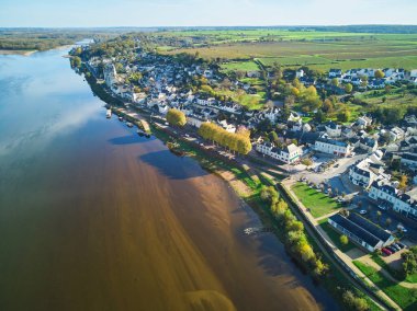 Loire Nehri 'nin Saumur, Maine-et-Loire bölümü yakınlarındaki Vienne nehri ile buluşmasının insansız hava aracı görüntüsü.