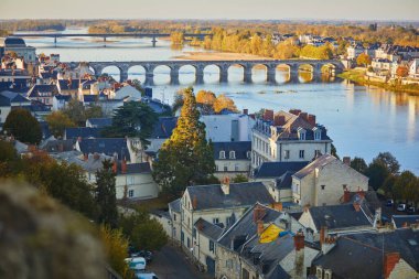 Saumur, Maine-et-Loire, Batı Fransa 'da Cessart köprüsü ile Loire nehrinin manzarası.