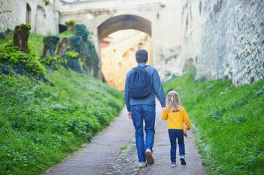 Baba ve kızı Saumur yakınlarındaki Candes-Saint-Martin 'de yürüyorlar, Maine-et-Loire bölümü, Batı Fransa. Fransa 'ya seyahat eden mutlu bir aile.