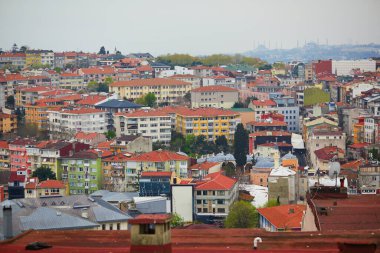 İstanbul 'un Asya yakasındaki Uskudar ilçesinin manzarası, Türkiye' de Mavi Cami ve Ayasofya Boğazı üzerinde ufukta