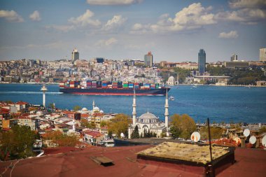 İstanbul, Türkiye 'de boğazdan kuru kargo yelkenleri geçiyor