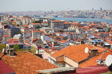 İstanbul 'un Asya yakasındaki Uskudar ilçesinin manzarası, Türkiye' de Mavi Cami ve Ayasofya Boğazı üzerinde ufukta