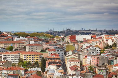 İstanbul 'un Asya yakasındaki Uskudar ilçesinin manzarası, Türkiye' de Mavi Cami ve Ayasofya Boğazı üzerinde ufukta