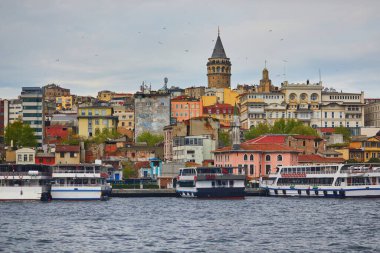 İstanbul, Türkiye 'de İstanbul Boğazı' ndaki Galata kulesinin manzarası