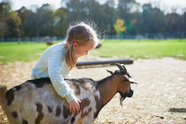 可爱的小女孩在农场里和山羊玩耍 孩子们熟悉动物 为幼儿耕作和园艺 儿童户外活动 — 图库照片