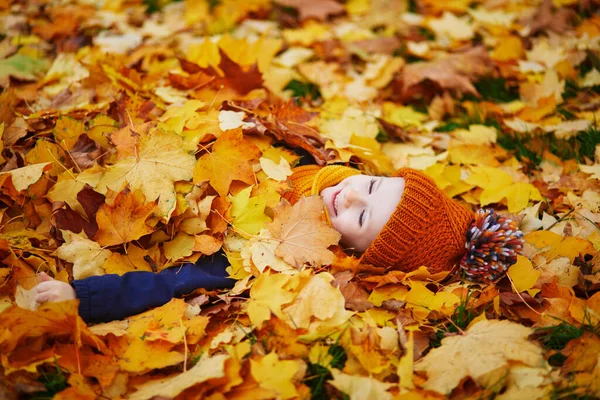 Urocza Przedszkolanka Ciesząca Się Miłym Słonecznym Jesiennym Dniem Świeżym Powietrzu — Zdjęcie stockowe