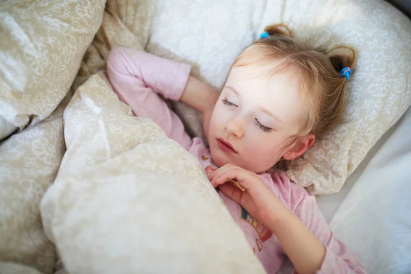 Adorable Niña Edad Preescolar Tomando Una Siesta Del Día Niña — Foto de Stock