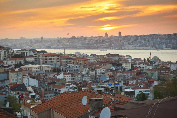 イスタンブールのアジア側にあるウスクダル地区の風景 日没時に劇的な空を持つボスポラス海峡の水平線にブルーモスクとハギアソフィアとトルコ — ストック写真