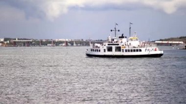 Helsinki, Finlandiya, Kuzey Avrupa yakınlarındaki Suomenlinna adasına turist götüren feribot 24 Ağustos 2023