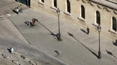 Paris, Fransa 'nın bir caddesinde yürüyen insanların manzarası