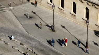 Paris, Fransa 'nın bir caddesinde yürüyen insanların manzarası