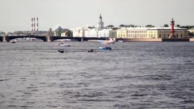 Vasilievsky Adası ve Peter 'ın Saint-Petersburg, Rusya' daki Neva nehri üzerindeki manzarası