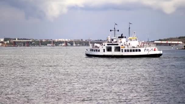 ヘルシンキ フィンランド August 2023 ヘルシンキ フィンランド 北ヨーロッパに近いキリスト教島に観光客を取るフェリーボート — ストック動画