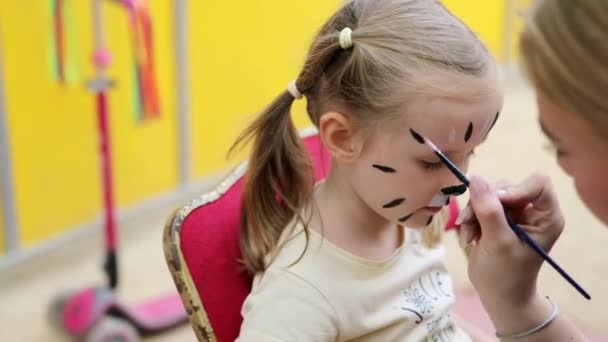 Malowanie Twarzy Dzieci Makijażysta Maluje Małą Przedszkolankę Jak Tygrys Przyjęciu — Wideo stockowe