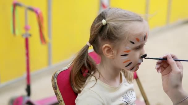 子供たちは絵を描いている メイクアップアーティストは 誕生日のパーティーで虎のような小さな幼稚園児を描いています 子供のためのクリエイティブ活動 — ストック動画