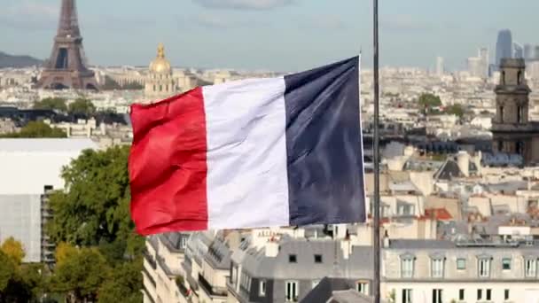 风景如画的巴黎都市风景 埃菲尔铁塔在法国巴黎法国国旗上方的空中景观 — 图库视频影像