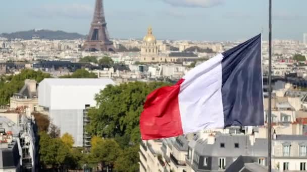 風光明媚なパリの街並み フランス パリのフランス国旗上のエッフェル塔の空中写真 — ストック動画