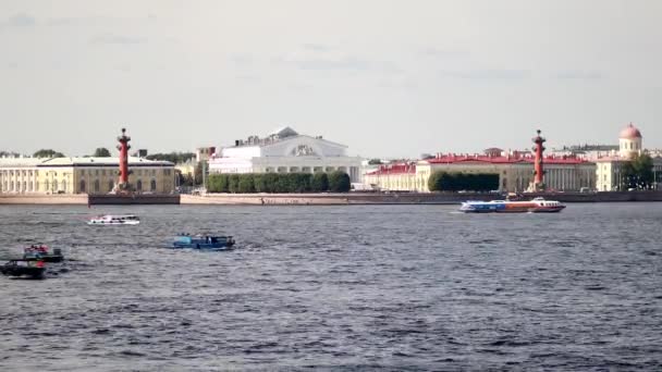 ロシア サンクトペテルブルクのネヴァ川を渡るヴァシリエフスキー島とピーターの眺め — ストック動画