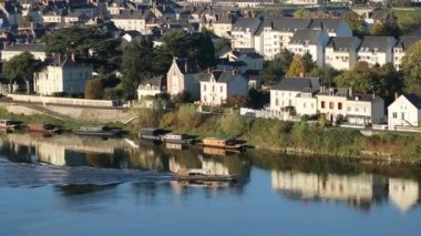 Saumur 'daki Loire nehrinin manzarası, Maine-et-Loire bölümü, Batı Fransa